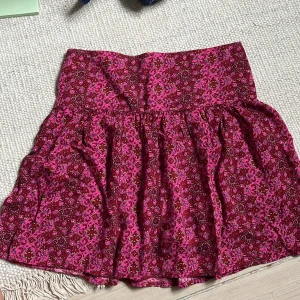 Lågmidjad kjol  - Lågmidjad kjol från hollister, småck på baksidan och ”platt” på framsidan, kan även användas som bandeau top! Knappt använd och i ny skick