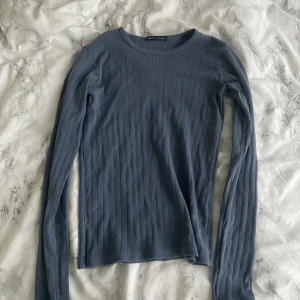 Långärmad topp - En super söt långärmad topp ifrån brandy mellville! Kom privat för fler bilder.
