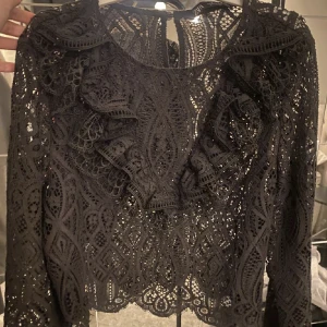Blus zara - Säljer denna slutsålda blus från zara. Använd endast en gång. Säljer för att den inte kommer till användning. Skriv vid intresse.