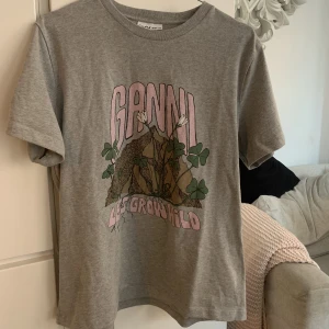 Ganni tröja  - Säljer denna söta Ganni T-shirt i storlek M. Sällan använd och har inga defekter❤️ Nypris 900kr