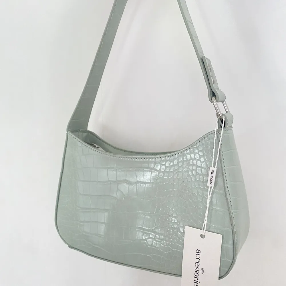 Finaste väskan från nelly i en otrolig modell som ser väldigt lyxig ut, helt slutsåld!!! Den är ljusgrön och helt ny då den inte kommit till användning🤍 Säljer för 200kr Kan skicka fler bilder vid intresse. Väskor.