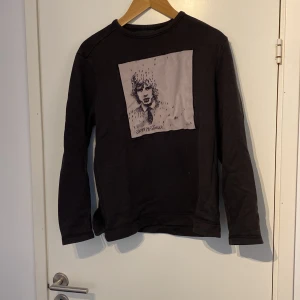 Limitato tröja - Säljer nu min as schysta limitato sweater. Skick 8/10 inga flaws. Storlek M passar small. Orginal pris 2499 mitt pris 1300.