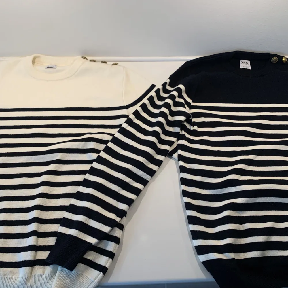Två stycken tjusiga Zara tröjor med knappar, båda i storlek M  Storlek M, oanvänd, mycket bra skick. T-shirts.