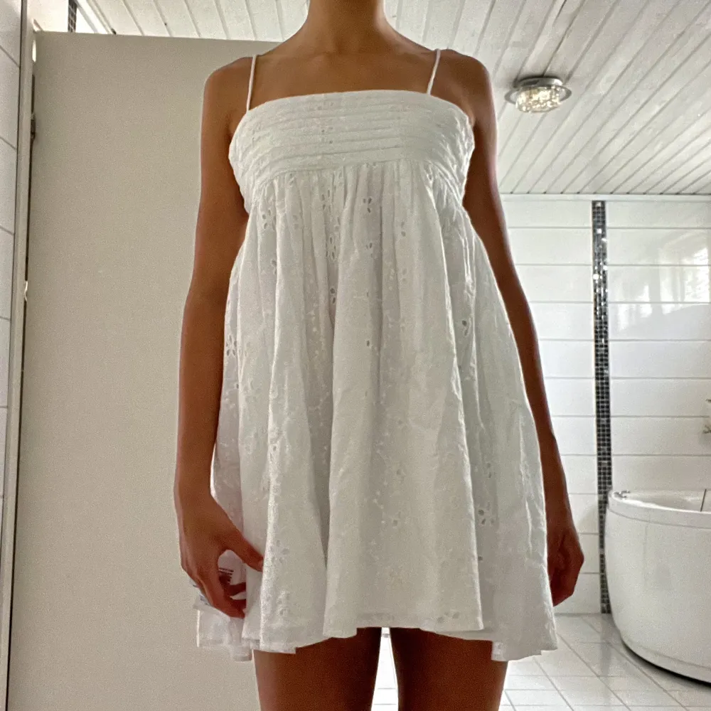 Helt oanvänd klänning från Asos design, nypris 459 kr. Säljer den pga att den är lite för stor. Betalning med swish <3. Klänningar.