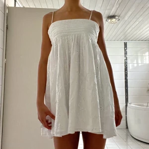 Helt ny klänning från Asos design - Helt oanvänd klänning från Asos design, nypris 459 kr. Säljer den pga att den är lite för stor. Betalning med swish <3