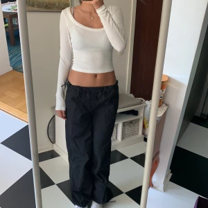 Parachute byxor - Säljer ”Parachute pants” från Zalando, väldigt fina men inte min stil. Helt oanvända och i väldigt bra skick. Pris kan diskuteras💗Jag är ca 165 cm lång.