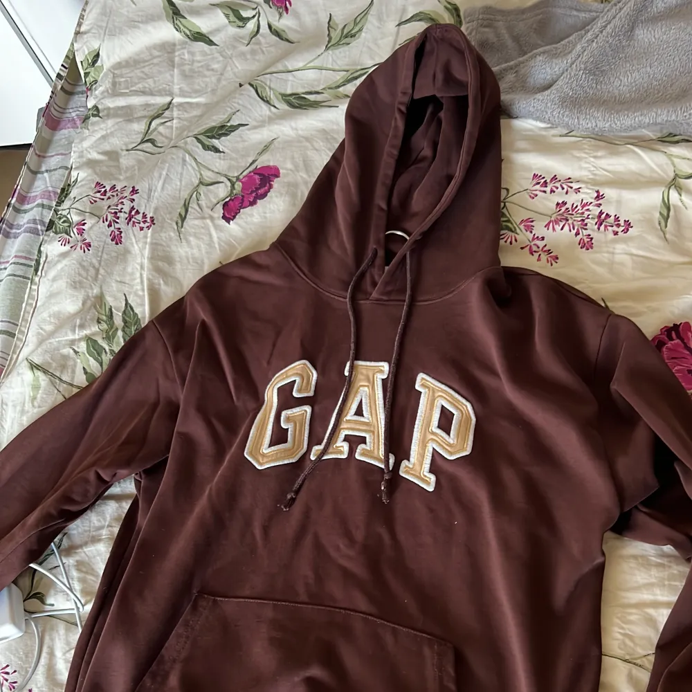Brun gap hoodie, använd fåtal gånger, Skriv vid frågor:). Hoodies.