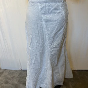 Vit lång kjol  - Jag är 156 och kjolen är lång på mig! 