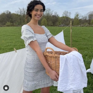 Blommig sommarklänning - Säljer denna jättefina, blommiga klänning från NA-KD som köptes 2021. Den är helt oanvänd. Passar bra till t.ex. midsommar!😍  Första bilden är lånad