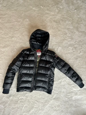 Parajumper jacka - Jackan har inga hål och är inte så andvänd men den är köpt på kidsbrandstore.snygg på både tjejer och killar..Nypris-3150kr men sälj för 699kr❤️medela om du är intresserad!!!