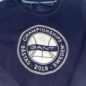 Gant - Gant sweatshirt i mörkblå färg i storlek S. Använde 3 gånger tuvärr önska den kom till användning men jag har för mycket kläder så hittar inte. Ny skick. Köparen står för frakten💖💖