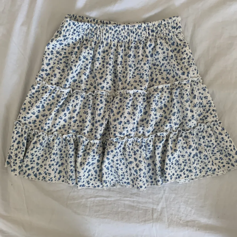 En jätte fin zara kjol jag köpte för några månader sedan💙 men använde aldrig den köpte för 159kr säljer för 50kr . Kjolar.