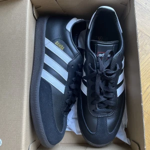 Adidas samba skor - Black and white adidas samba trainers Storlek EU 39 1/3 (UK 6)  Endast provade Kommer med orginalbox Pris kan diskuteras vid snabbköp