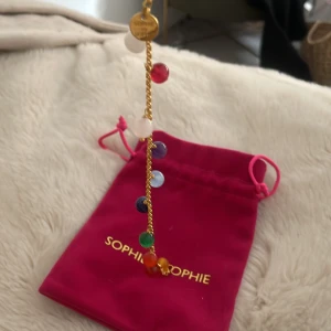 Sophie by Sophie armband - Säljer det här Sophie by Sophie armbandet då jag bara har använt det en gång❣️så fint, passar perfekt nu till sommaren🥺❤️pris kan diskuteras! 