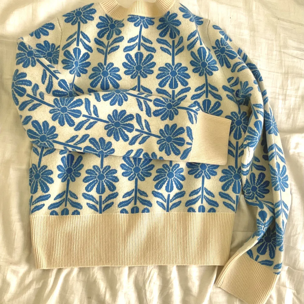 Blå blommig sweater från Sandro Paris originalpris 3000sek nyskick strlk S men liten, passar XXS - S. Neuleet.
