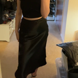 kjol xs - kjol från shein, säljer då den blivit för liten men den är i bra skick då jag knappt fått användning av den😌materialet är silkesliknande med en liten dragkedja på sidan