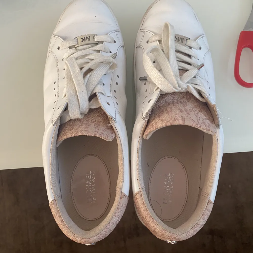 Säljer mina Michael Kors skor då de blivit för små för mig och inte kommer till stor användning. Jättefina basic sneakers köpta 2021 för 1500kr säljs för 350kr. Skorna är i ganska bra skick och har inga större defekter.. Skor.