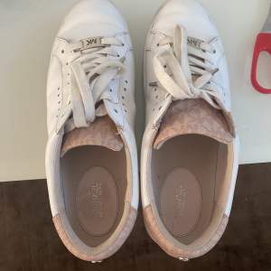 Säljer mina Michael Kors skor då de blivit för små för mig och inte kommer till stor användning. Jättefina basic sneakers köpta 2021 för 1500kr säljs för 350kr. Skorna är i ganska bra skick och har inga större defekter.