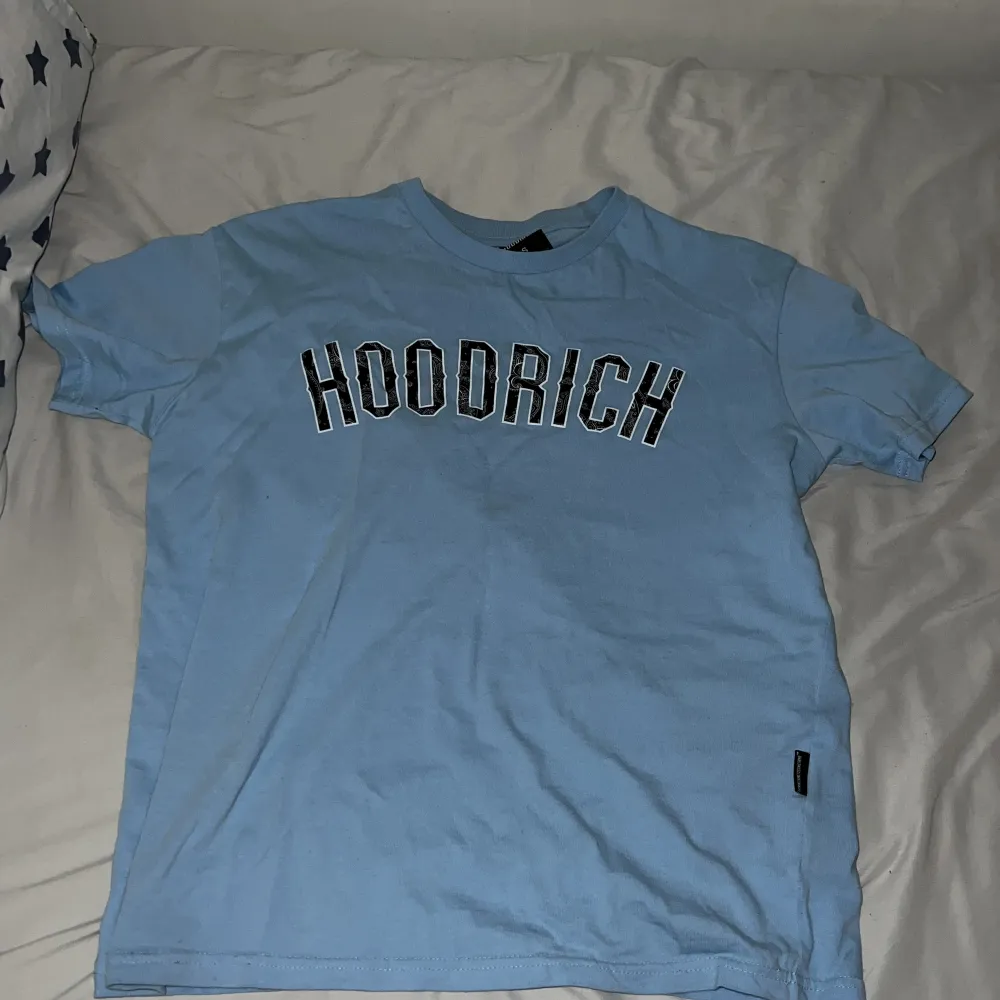 En oanvänd hoodrich T-shirt.. T-shirts.