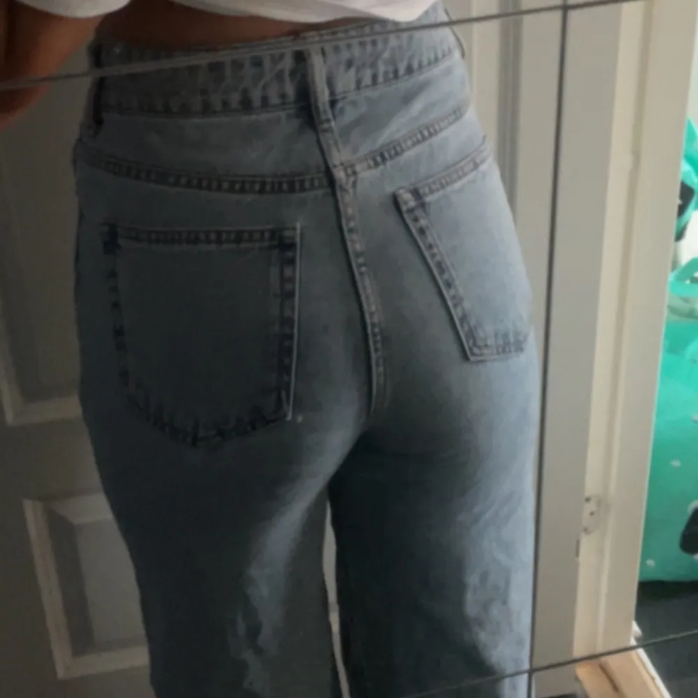 Ljusblåa jeans från H&M storlek 36. Mycket bra skick typ i ny skick. Har tuvärr gått ner i vikt och då måste jag sälja dom. Inte så hårt matrial som jeans brukar vara, high waist, wide leg jeans. Köparen står för frakten💖. Jeans & Byxor.