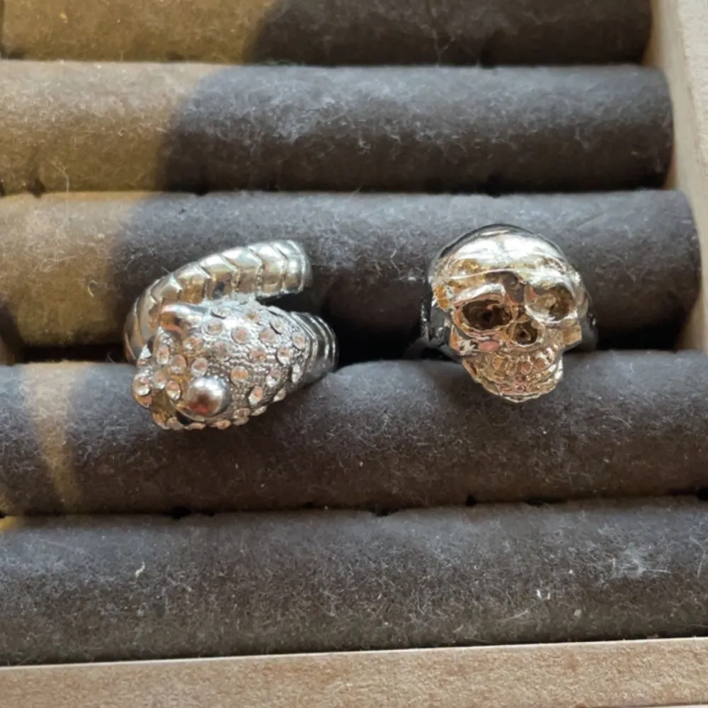 Super coola ringar i silver, 70 kr styck, 140 kr för båda . Accessoarer.