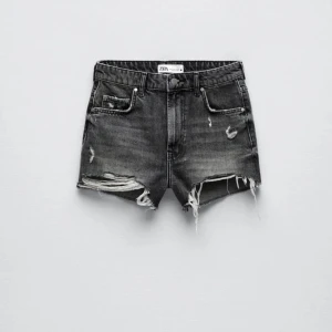 Zara jeans shorts  - Säljer mina gråa jeans shorts från zara i Stl 34. Bra skick.