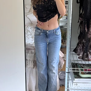 Midwaist bootcut jeans - Mid/low Waisted byxor från hm. Går hela vägen ner till marken på min som är lite över 170 cm ❤️🥰🥰
