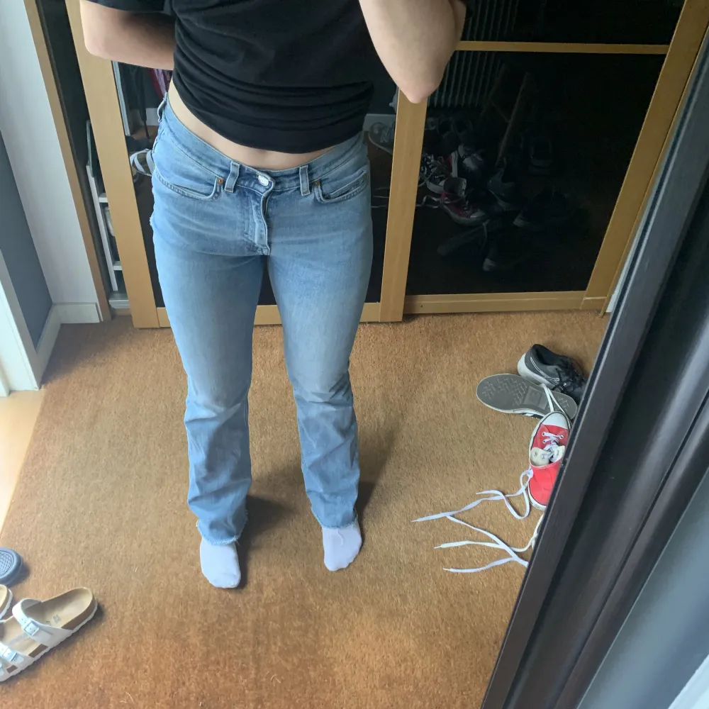 Lågmidjade bootcutjeans från acne! De är avklippta, därav sådan kant. . Jeans & Byxor.