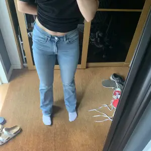 Lågmidjade bootcutjeans från acne! De är avklippta, därav sådan kant. 