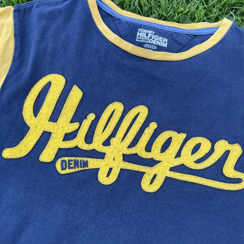 En Tommy Hilfiger t-shitt i riktigt bra skick. Inköpt i i en officiell Hilfiger butik. Storlek S.. T-shirts.