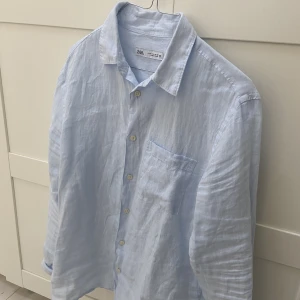 Linneskjorta från Zara - Ljusblå linneskjorta från Zara i storlek S, knapp använd 