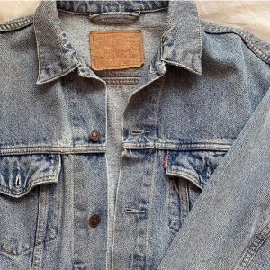 levis trucker jacket - jeansjacka i gott skick, vintage levis i trucker-modell !! 💓 bild från förra ägaren