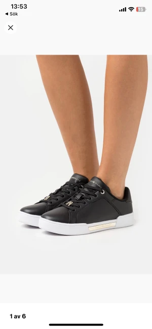 Tommy Hilfiger skor - Jättefina sneakers från Tommy Hilfiger i nyskick! De är endast använda 1 gång! Nypris 1195kr säljer nu för 500kr!! Hör av er vid frågor🥰