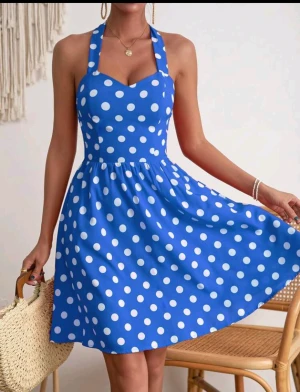 Blå prickig klänning med vitt L - helt ny aldrig använd - Oänvand 