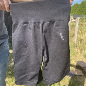 Flex Cycling Shorts  - Flex cycling shorts från gymshark. De har aldrig använts (men har katt därav lite katthår). De sitter fint på kroppen och passar även storlek S. Önskas fler bilder eller mer information är det bara att skriva! 