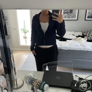 Kofta - Marinblå kofta fårn okänt märke. Stl 160 men sitter bra på mig som har S/M i vanliga fall, bara lite kort. 