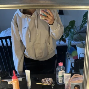 Hoodie - Säljer denna otroligt sköna hoodiennfrån hm❤️inte använd så många gånger ser ut som nyskick🌸har egentligen storlek XS men tycker den har sitter bra, det går bra att trycka på köp nu knappen💓