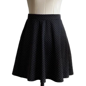 Svart prickig kjol - Svart kjol med vita prickar från HM i strl XS, men passar även mig som har S