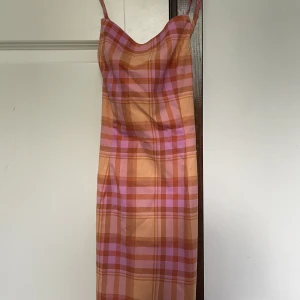 Sommar klänning - Jättefin klänning, med snörning i bak, och fint somrigt mönster, har dock aldrig använt den så säljer ut den!