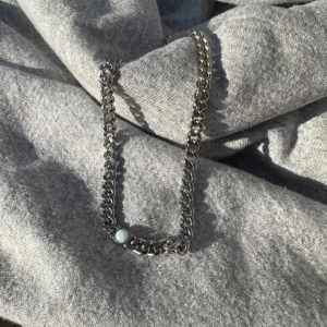 Choker, Halsband, Opal sten - Choker/ halsband i rostfritt stål (fläckfritt). Kedja med opalsten i mitten. Helt oanvänd.  30 cm med 10 cm extra för justering.  Ord pris 380kr Köparen står för frakt