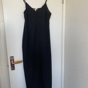 svart maxiklänning  - Jättefin maxiklänning med slit på baksidan och är krinklad vid bysten! Är storlek 38 men hade passat även passat en 36a!  