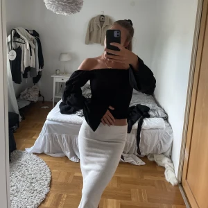 Topp - Säljer nu min väldigt fina svarta topp från New Look i storlek 32. Det är en stretchig topp som passar  t.ex till någon som har storlek 36 i vanliga fall. Aldrig använd och prislappen sitter kvar. Köparen står för frakten, ingår INTE i priset. 💗