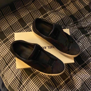 Axel arigato skor  - Säljer mina Axel arigato skor som jag haft i några månader, de är bra skick men det finns två skador på mockan på båda skorna men inget man tänker på, ni ser de på blid 2 och 3. Box och påse ingår! Pris kan diskuteras!