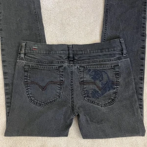 Diesel jeans - Köpta secondhand men har aldrig använt då jag har andra likande. Lågmidjade med en ashäftig och unik bakficka. Modellen är ”LIV”. Skriv för fler bilder eller frågor!