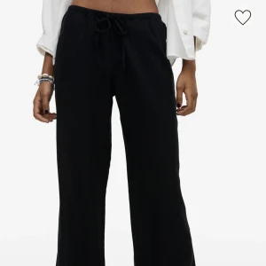 Lågmidjade linnebyxor från HM - Säljer dessa populära lågmidjade  linnebyxor från HM! Helt slut på hemsidan och jag säljer de då jag har två stycken Likadana i samma storlek 