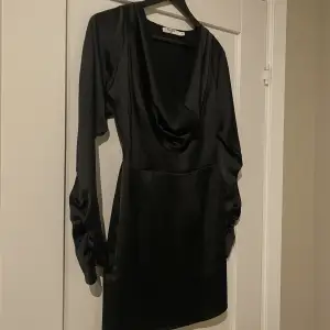 Säljer denna svarta satin klänning från NAKD i storlek 34. Pris 400kr+frakt!🥰