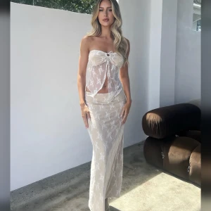 Drömmigt set  - Ett superfint set från Tigermist som är använt en gång. Superfint till sommaren!!🥰💓🌞storlek L (mer som M) i kjolen och M i toppen. Högre pris pga tullkostnader etc.