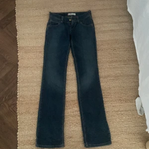 lågmidjade jeans - så fina lågmidjade jeans från levi’s. modellen är straight. lite slitna i midjan men annars i perfekt skick. skriv för mått ❤️
