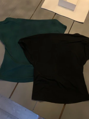Topp med öppen rygg - populära t-shirts/toppar med öppen rygg. Aldrig använda då jag köpte fel storlek. Båda för 100kr🫶🏼