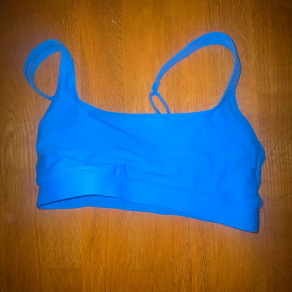 Sportig blå bikini top köpt förra året. Täcker väldigt mycket men har blivit för liten för mig. Skulle också kunna andvändas som en sport top eller sport bh eftersom den ger bra support medans.. Toppar.